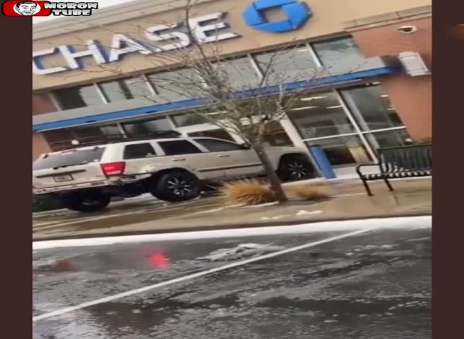 Video :He attempts to use his vehicle to break into a bank!